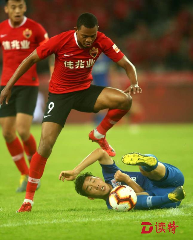 开云体育中国官网-深圳佳兆业表现神勇，取得胜利